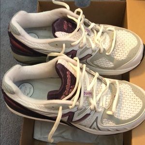 Women’s New Balance walking/running sneakers